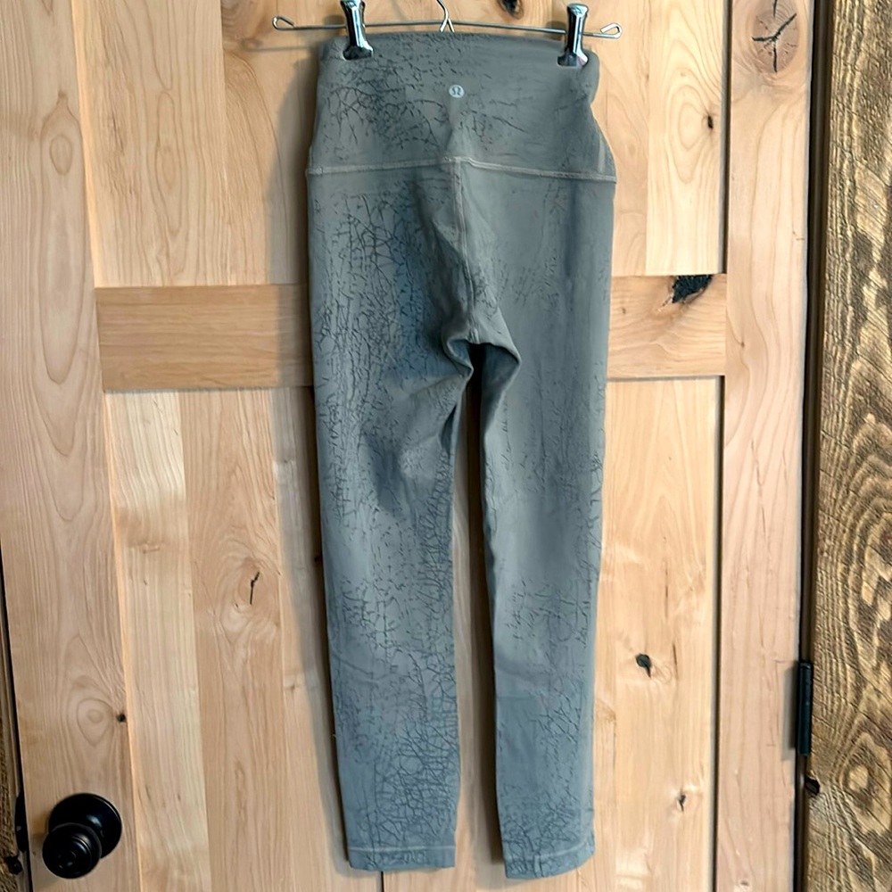 Lululemon grey pattern Legging size 2 23”.